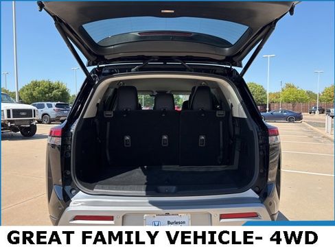 Used 2025 Nissan Pathfinder SL image 18
