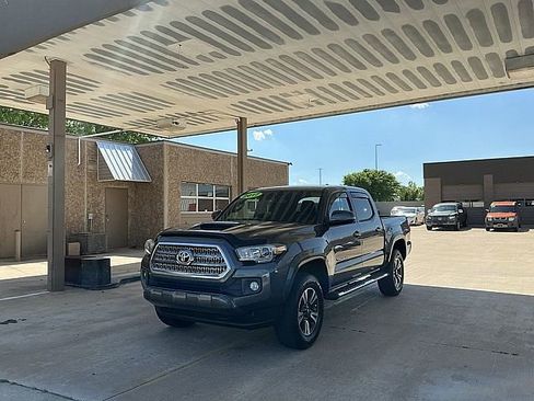 Used 2017 Toyota Tacoma TRD Sport w/ Premium & Technology Package RWD image 1