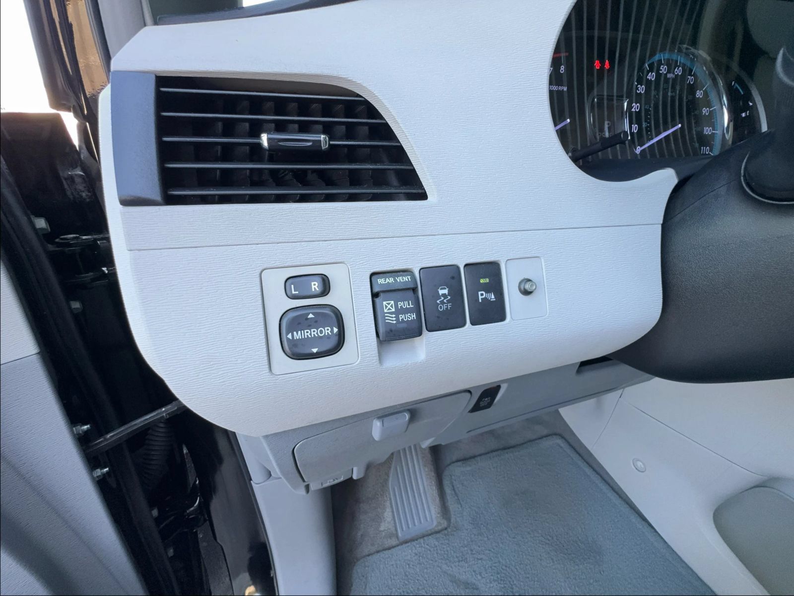 Used 2011 Toyota Sienna XLE w/ Premium Pkg FWD image 16
