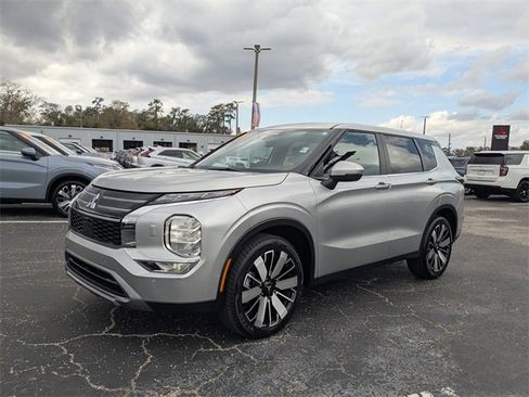 Used 2025 Mitsubishi Outlander SE image 7