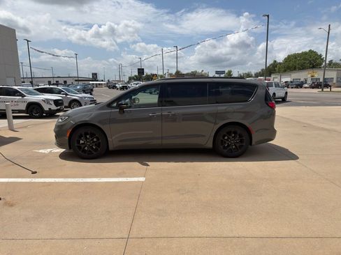 Used 2025 Chrysler Pacifica Limited FWD image 7