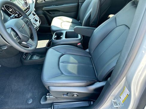 New 2026 Chrysler Pacifica Select image 20