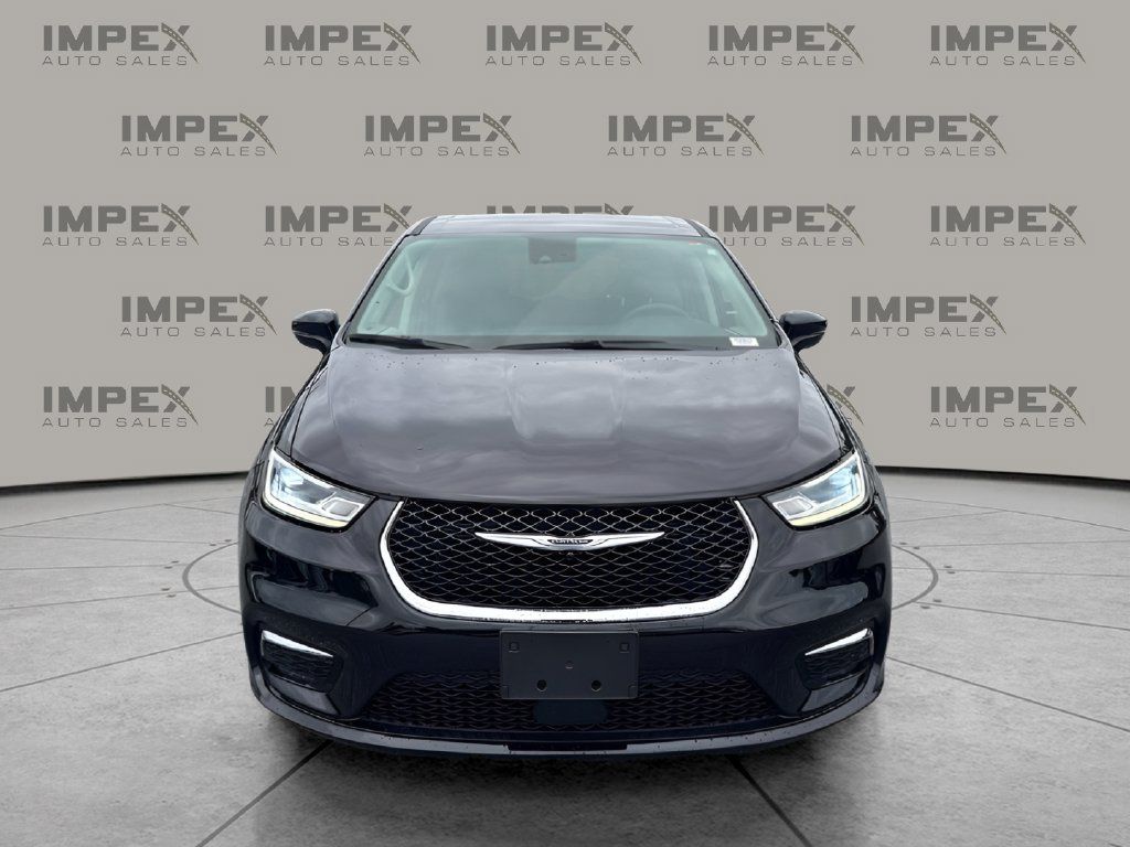 Used 2024 Chrysler Pacifica Touring-L FWD image 8