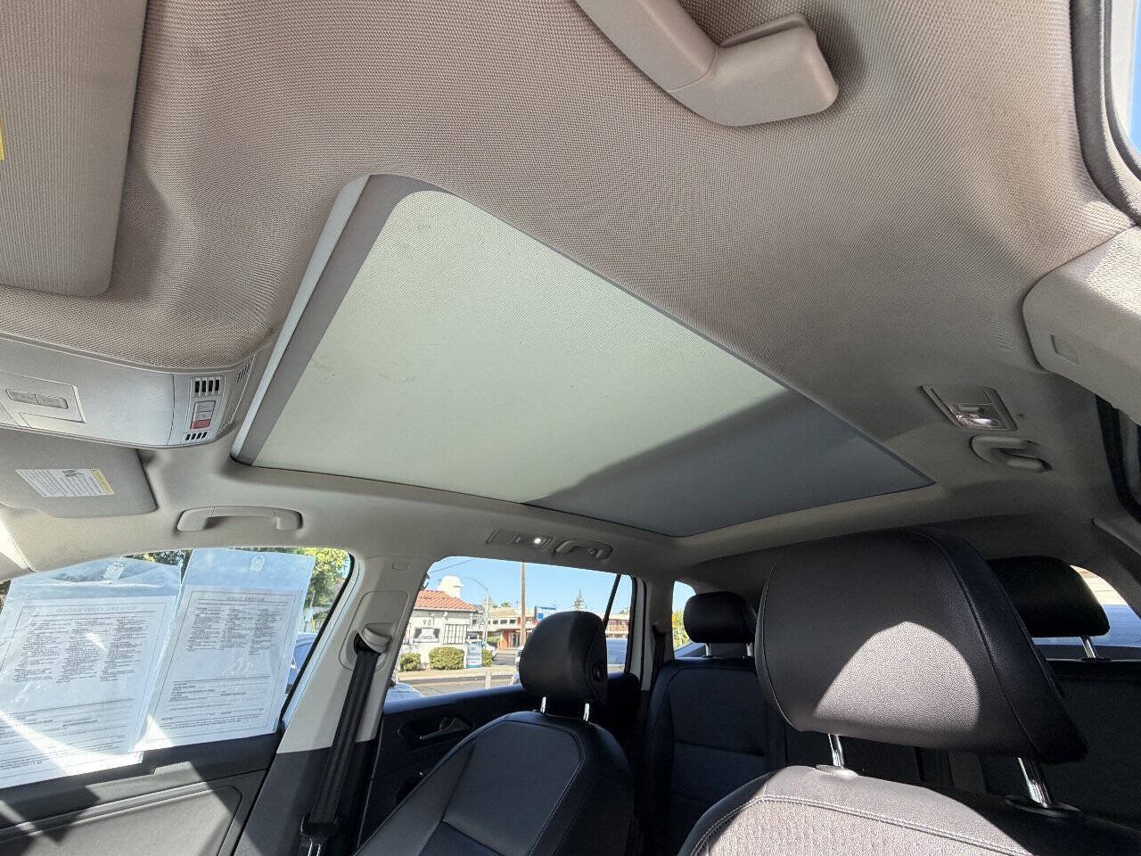 Used 2018 Volkswagen Tiguan SE w/ Panoramic Sunroof Package AWD/4WD image 15