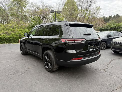 Used 2023 Jeep Grand Cherokee L Limited w/ Black Appearance Package AWD/4WD image 4
