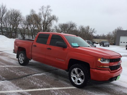 Used 2018 Chevrolet Silverado 1500 Custom w/ Custom Value Package image 3