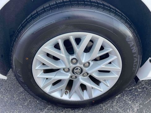 Used 2017 Toyota Camry LE FWD image 11