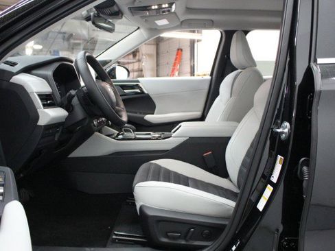 New 2026 Mitsubishi Outlander SE image 6