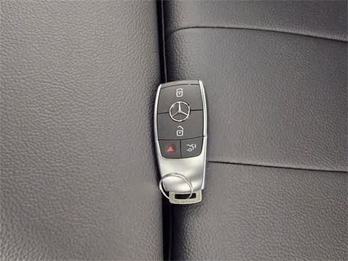 Used 2025 Mercedes-Benz GLB 250 4MATIC image 40