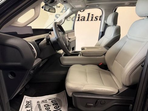 Used 2025 Ford Expedition Active AWD/4WD image 12