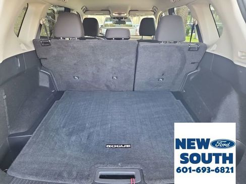 Used 2024 Nissan Rogue S image 31