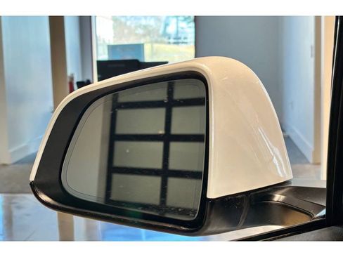 Used 2022 Tesla Model Y Performance image 36