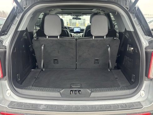 Used 2022 Ford Explorer XLT w/ Equipment Group 202A image 9