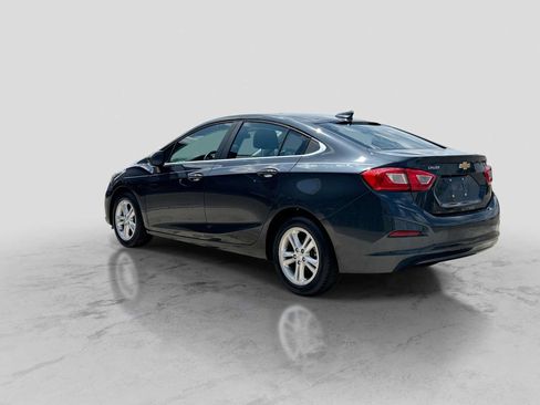Used 2018 Chevrolet Cruze LT w/ Convenience Package FWD image 4