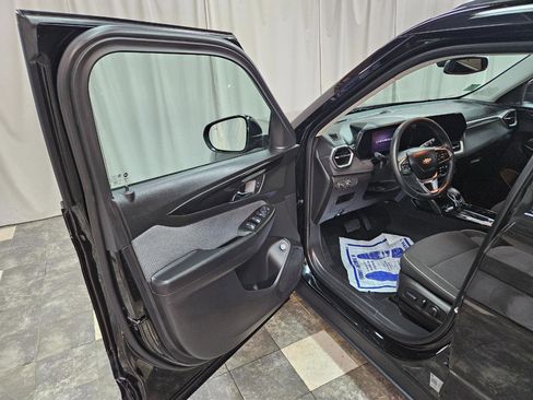 Used 2025 Chevrolet TrailBlazer LT w/ Convenience Package FWD image 9