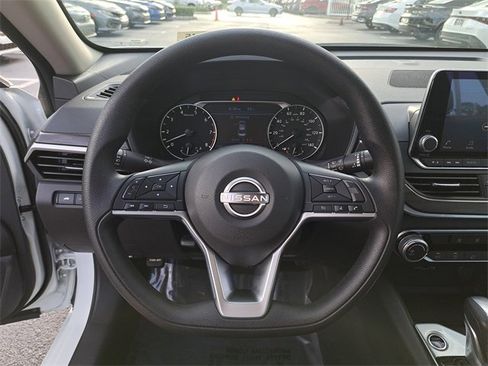 Used 2025 Nissan Altima 2.5 SV image 25