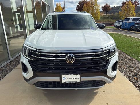 New 2026 Volkswagen Atlas Peak Edition image 2
