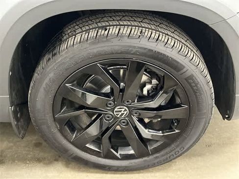 Certified 2023 Volkswagen Taos SE image 5