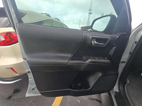 Used 2021 Toyota Tacoma TRD Off-Road image 12