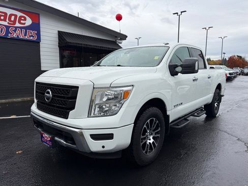 Used 2021 Nissan Titan SV w/ SV Convenience Package image 2