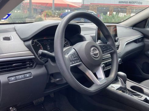 Used 2025 Nissan Altima 2.5 SV FWD image 7