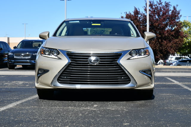 Used 2017 Lexus ES 350 w/ Luxury Package FWD image 2