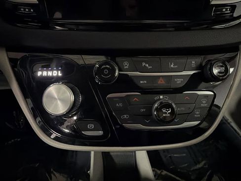 Used 2023 Chrysler Pacifica Touring-L image 20