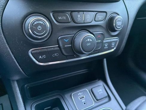 Used 2019 Jeep Cherokee Latitude w/ Popular Appearance Group FWD image 33