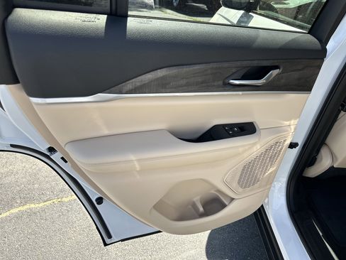 Used 2025 Jeep Grand Cherokee Limited image 24