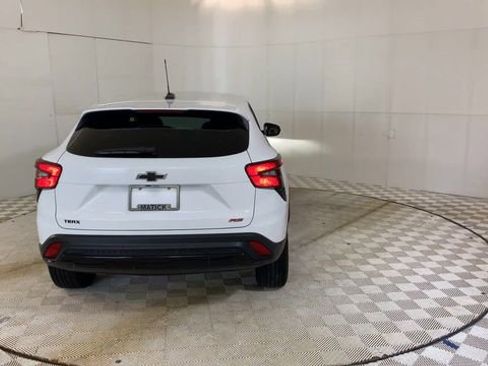 Used 2024 Chevrolet Trax RS w/ Driver Confidence Package FWD image 2