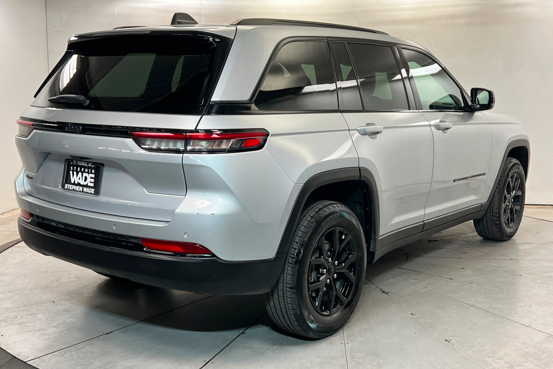 Used 2025 Jeep Grand Cherokee Altitude AWD/4WD image 6