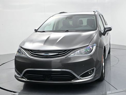 Used 2017 Chrysler Pacifica Platinum image 3