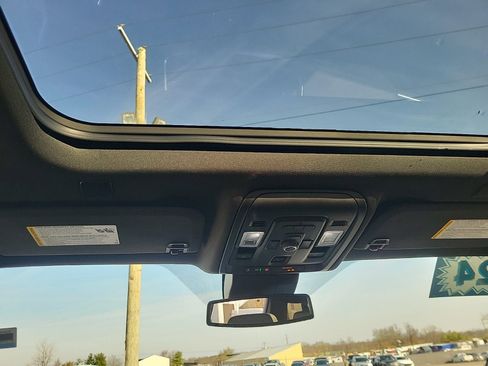 Used 2024 Chevrolet Suburban Z71 w/ Luxury Package image 10