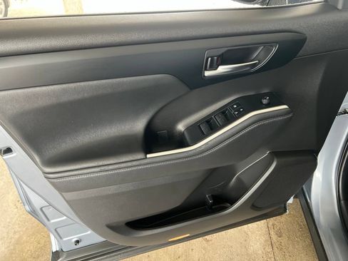 Used 2022 Toyota Highlander XLE AWD/4WD image 7