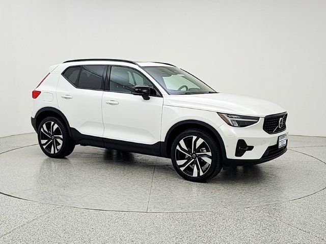 Used 2023 Volvo XC40 B5 Ultimate w/ Climate Package AWD/4WD image 3