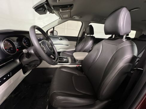 Used 2024 Kia Carnival LX FWD image 13