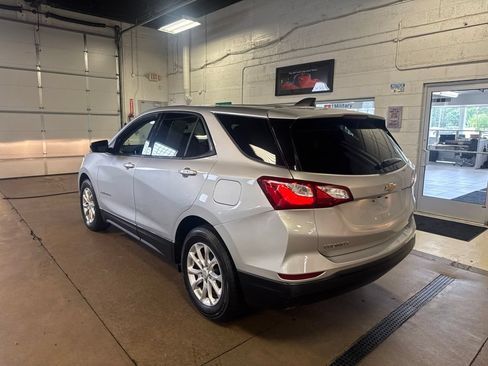 Used 2019 Chevrolet Equinox LS w/ LS Convenience Package FWD image 2