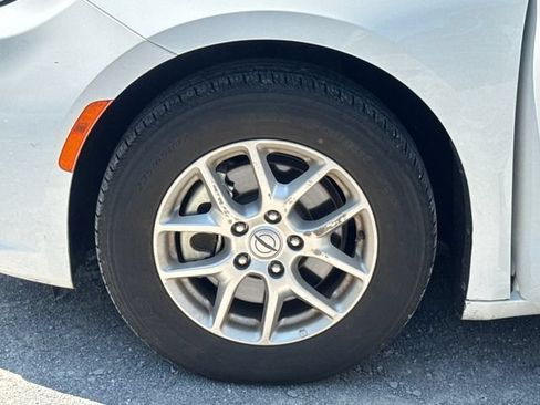 Used 2024 Chrysler Pacifica Touring-L FWD image 24