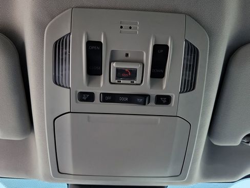 Used 2022 Toyota Highlander Limited FWD image 16