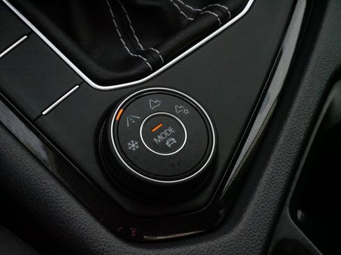 Used 2025 Volkswagen Taos SE image 28