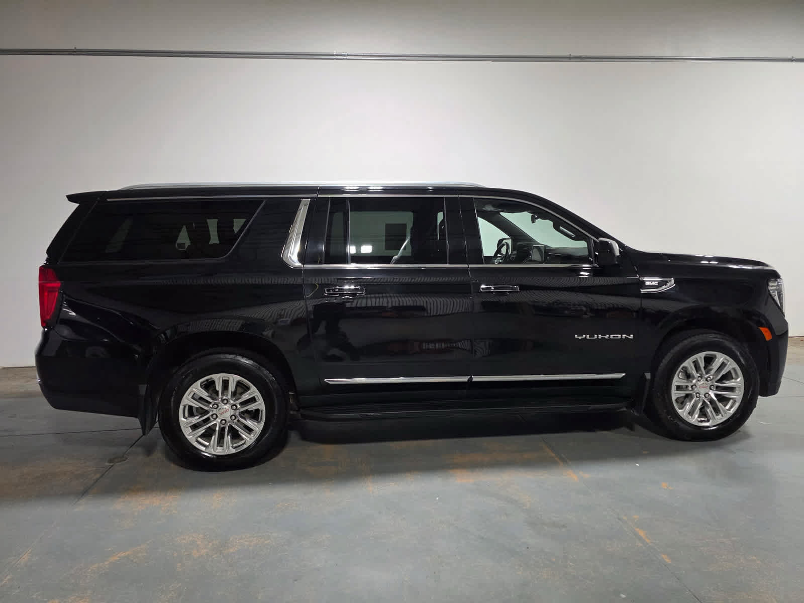 Used 2023 GMC Yukon XL SLT AWD/4WD image 7