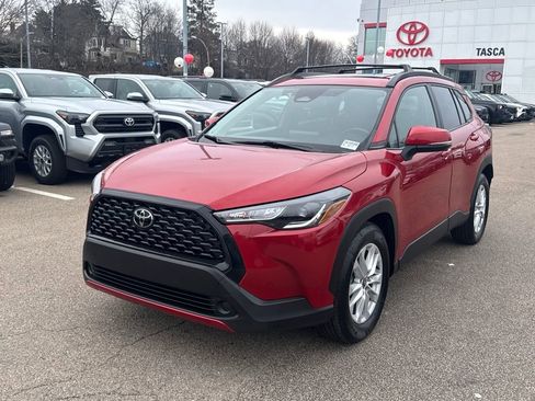 Used 2023 Toyota Corolla Cross LE w/ Moonroof Package image 3