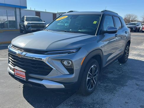 Used 2025 Chevrolet TrailBlazer LT image 2