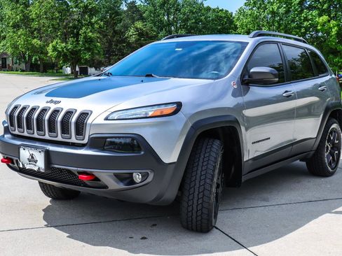 Used 2018 Jeep Cherokee Trailhawk w/ Quick Order Package 27L AWD/4WD image 3