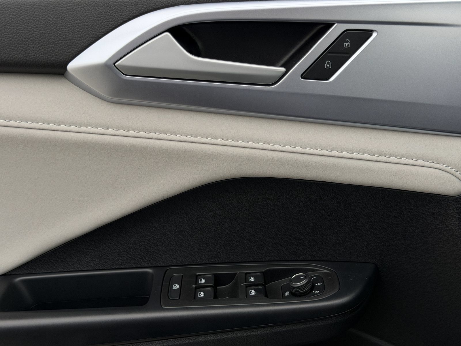 New 2026 Volkswagen Taos SE FWD image 23