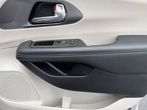 Used 2024 Chrysler Pacifica Touring-L image 36