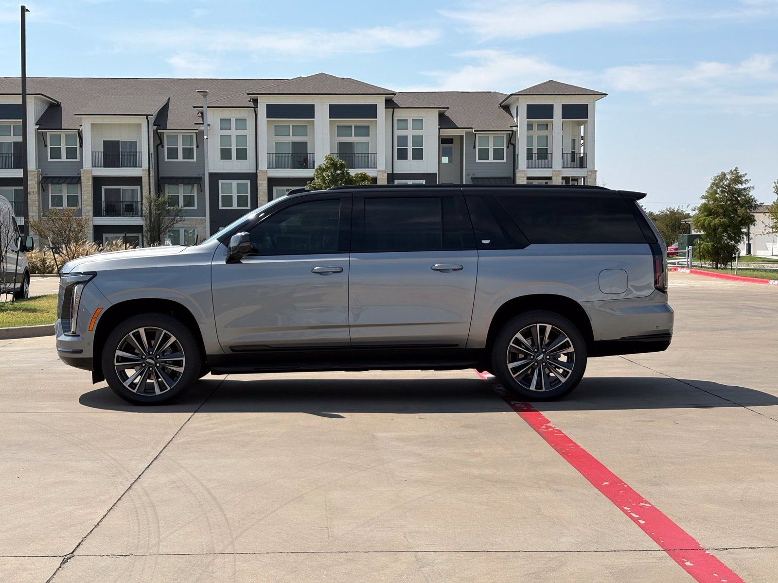 Used 2025 Cadillac Escalade ESV Sport AWD/4WD image 4