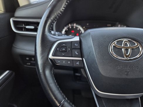 Used 2023 Toyota Highlander LE FWD image 33