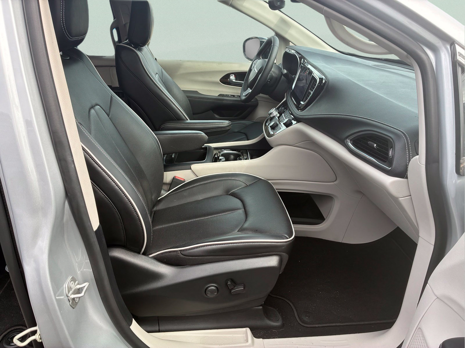 Certified 2024 Chrysler Pacifica Limited AWD/4WD image 13