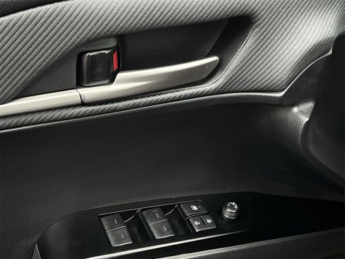 Used 2025 Toyota Camry SE image 21